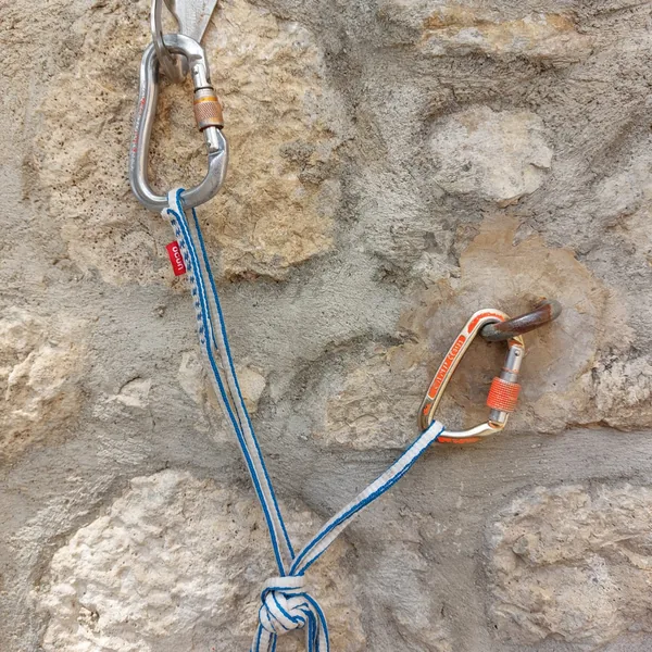 Triangulated belay station on two points in multi-pitch climbing