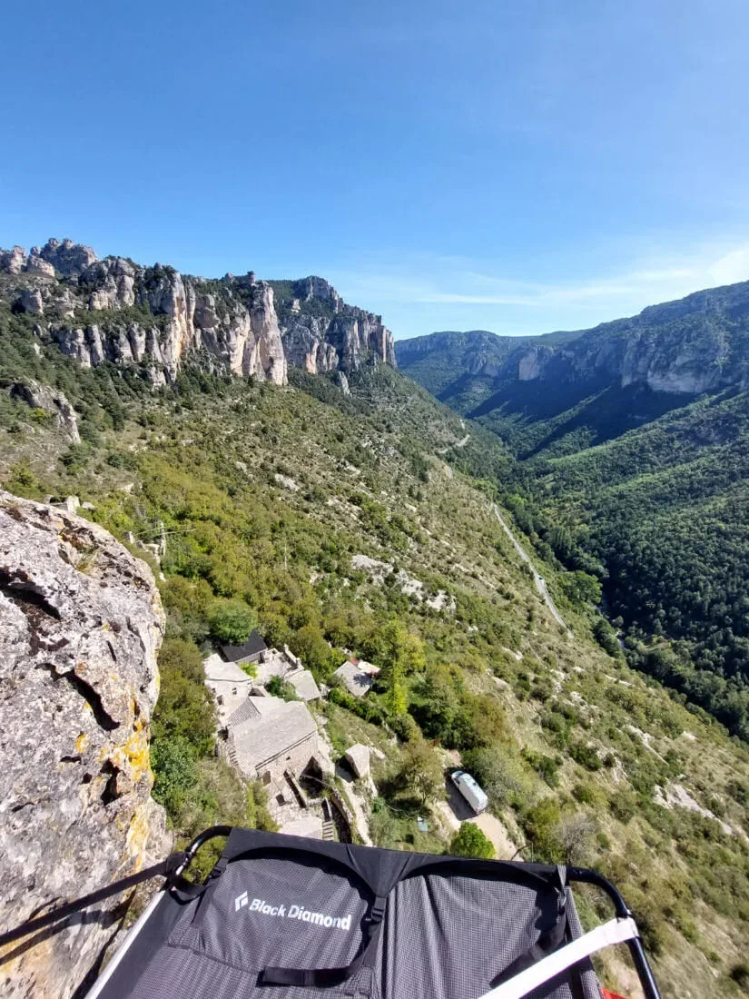 Bivouac vertical en portaledge au-dessus des Gorges du Tarn