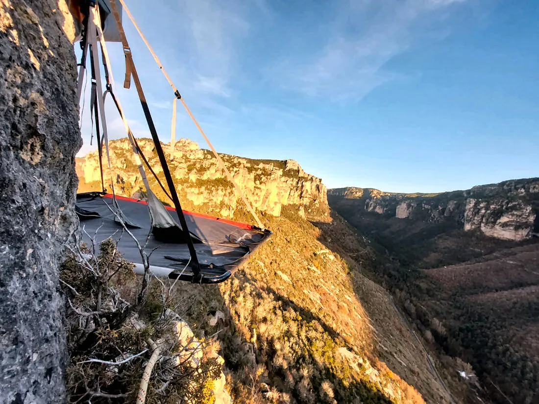 Portaledge suspendu en paroi au-dessus des Gorges du Tarn