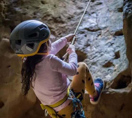 Descente en rappel dans un canyon des Causses