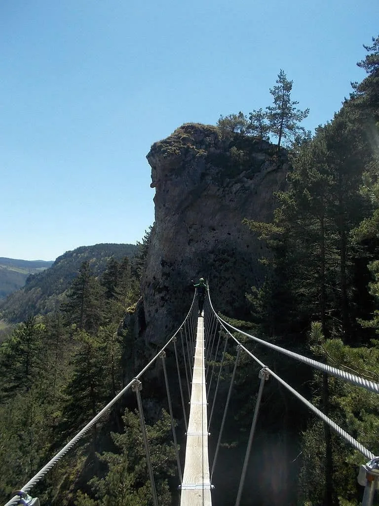 Pont de singe sur la via ferrata de La Canourgue