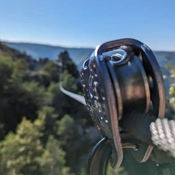 Tyrolienne 80 m sur la via ferrata de Liaucous